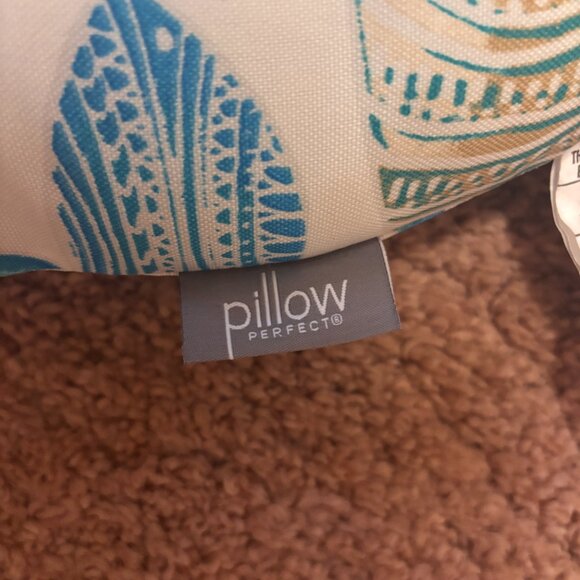 Pillow Perfect Tufted Seat Cushion 15"x15" Blue Hooked Seaside 1 Count Outdoor - Picture 3 of 7